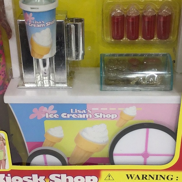 Vintage Doll Lisa’s Kiosk Shop Playset - Picture 5 of 6